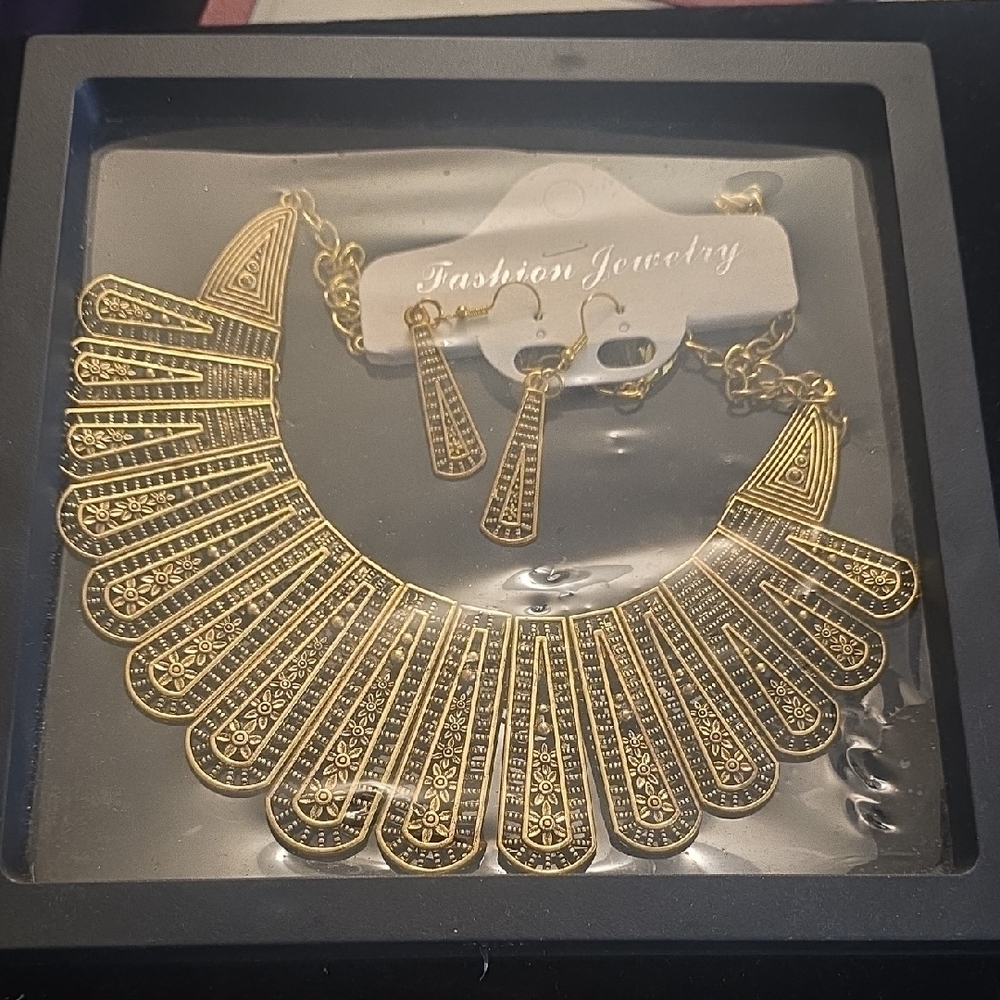 Chic Gold Necklace and Earring Set
